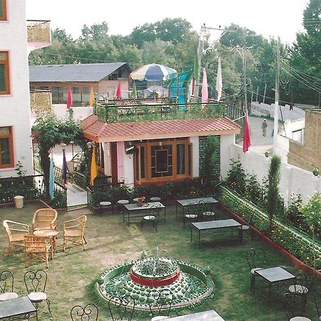 Hotel Zahgeer Continental - Srinagar Extérieur photo