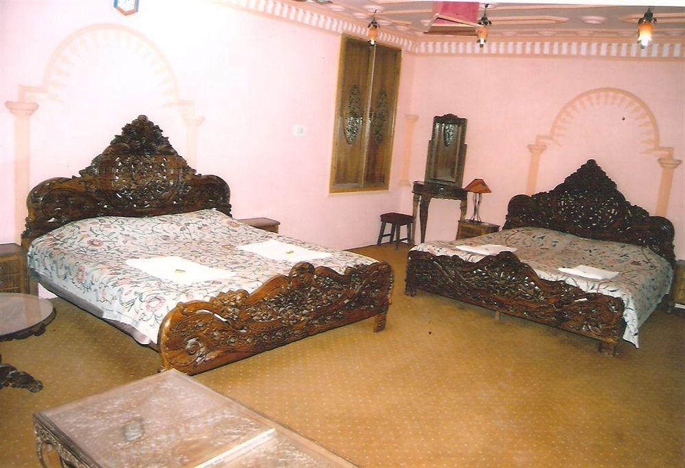 Hotel Zahgeer Continental - Srinagar Extérieur photo