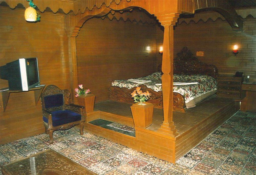 Hotel Zahgeer Continental - Srinagar Extérieur photo